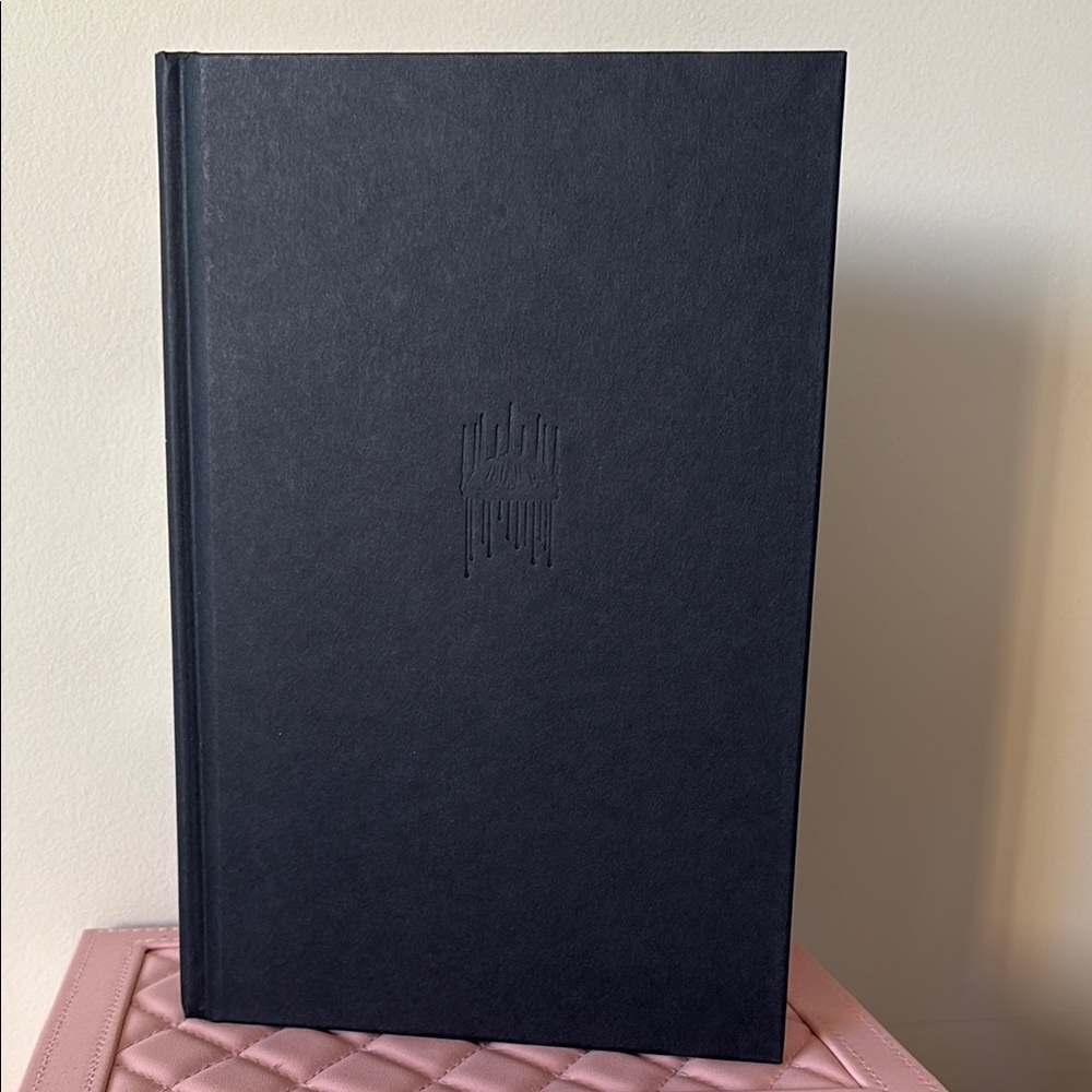 Signed First Edition Gilded Hardcover Book by Marissa Meyer YA fantasy books - Picture 9 of 13
